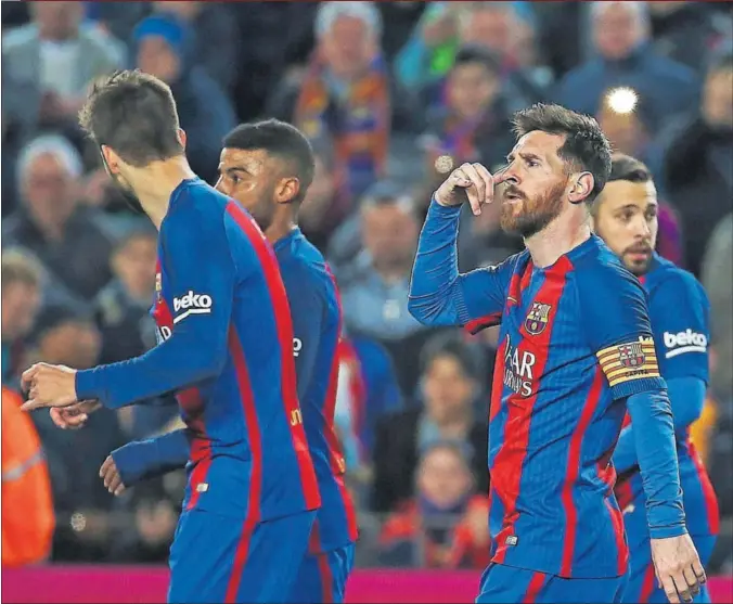  ??  ?? DEDICATORI­A TRAS EL PRIMER GOL. Messi miró al palco y dedicó el gol de manera cómplice, con un gesto como si llamara por teléfono. Era para su sobrino.