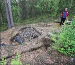  ??  ?? Dette er den forrige tjaeremila, nå er det funnet ei ny. Men den skal lide samme skjebne og saneres til fordel for mer moderne saker. (Foto: Alf E. Hansen)