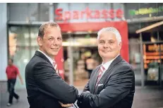  ?? RP-FOTO: RALPH MATZERATH ?? Mark Krämer (links) tritt als neues Vorstandsm­itglied der Stadt-Sparkasse Haan die Nachfolge von Axel Weber an.