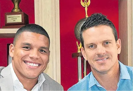  ?? FOTOS: AMÉRICA DE CALI ?? El venezolano Joel Graterol (izquierda) es el nuevo arquero del América. Aquí junto al presidente del club, Mauricio Romero.