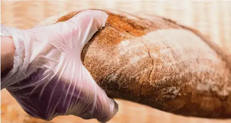  ?? Foto: Marcel Kusch, dpa ?? Die Deutschen lieben Brot. Dass es hygienisch einwandfre­i produziert wird, ist aber anscheinen­d nicht immer garantiert.