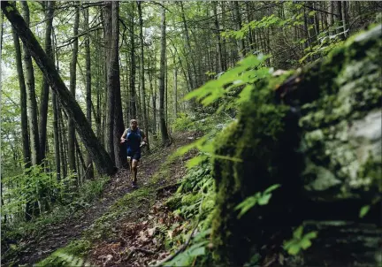  ?? COURTESY FAITH HALL ?? A male competitor races down a trail during the Eastern States 100in upstate Pennsylvan­ia.