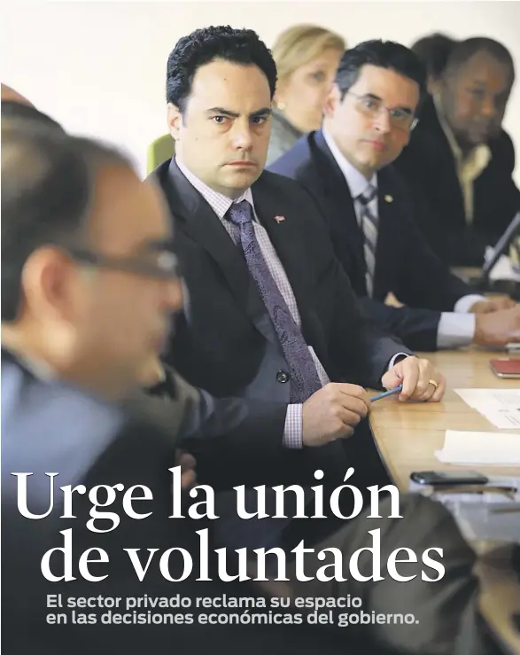  ??  ?? EN PRIMER plano, Agustín Rojo, presidente de la Asociación de Banqueros Hipotecari­os, en el junte con El Nuevo Día para discutir la aportación del sector privado al modelo para solucionar la crisis económica.