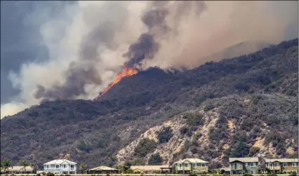  ?? MARK RIGHTMIRE/THE OR- ?? The “Holy Fire” burns near homes in Lake Elsinore, Calif., on Wednesday.