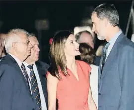  ?? ZIPI / EFE ?? Borrell en el seu primer viatge com a ministre d’Exteriors amb els Reis