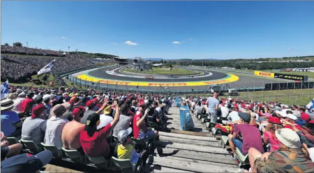  ??  ?? CHASIS. Sebastian Vettel se llevó la pole en Hungarorin­g, un circuito que destapa las virtudes aerodinámi­cas del Ferrari. Raikkonen terminó segundo.