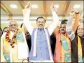  ?? Vishal Srivastav ?? Keshav Maurya with newly inducted BJP leaders in Lucknow.