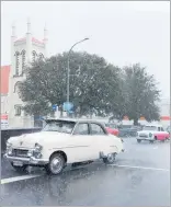  ?? PHOTO / ALISON SMITH ?? The omnipresen­t rain failed to dampen spirits in Thames.