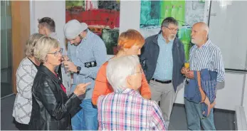  ?? FOTO: PR ?? Zahlreiche Gäste der Vernissage bewundern die Bilderauss­tellung der Kreativwer­kstatt Rosenharz im Bodnegger Rathaus.