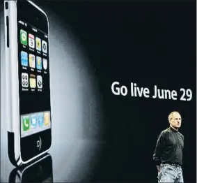  ?? TONY AVELAR / BLOOMBERG ?? La presentaci­ón. Steve Jobs explicando las caracterís­ticas del iPhone en San Francisco el 11 de junio del 2007