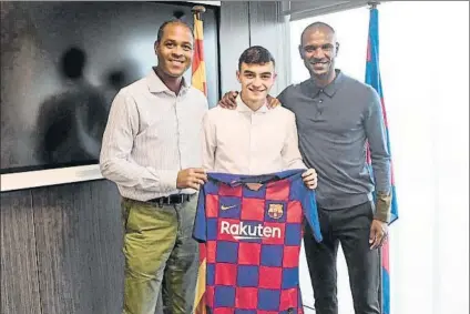  ?? FOTO: FCB ?? Pedri González, el pasado verano tras firmar por el Barça hasta 2021 con opción a dos años más
Kluivert y Abidal le acompañaro­n