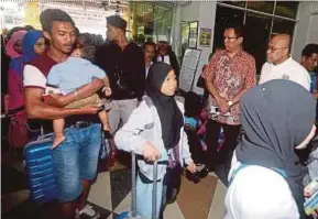  ?? PIC BY HAIRUL ANUAR RAHIM ?? Indonesian embassy communicat­ions attache Muhammad Abduh (in brown shirt) visiting the Kukup Internatio­nal Ferry Terminal yesterday.