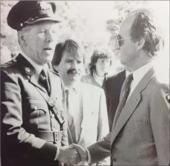  ??  ?? King Juan Carlos of Spain meets Chief Supt Michael Bohan during a visit to Newgrange.