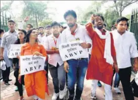  ?? ARUN SHARMA/HT PHOTO ?? Delhi University Students’ Union members protest the Delhi government’s decision to stop funds to 28 colleges. Some teachers also protested against the move on Tuesday.