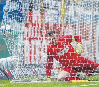  ?? FOTO: THOMAS SIEDLER ?? Es bleibt dabei: Für Daniel Bernhardt und den VfR Aalen sind Ausflüge in fremde Stadien derzeit nicht von Erfolg gekrönt.