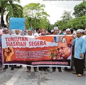  ?? [FOTO DZIYAUL AFNAN ABDUL RAHMAN/BH] ?? Sebahagian wakil 20 pertubuhan bukan kerajaan berkumpul di hadapan Balai Polis Kangar, selepas membuat laporan polis terhadap Ramasamy, semalam.