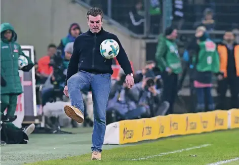  ?? FOTO: IMAGO ?? Mitspielen darf er nicht, dabei ist er am Ball immer noch ganz gut: Mönchengla­dbachs Trainer Dieter Hecking.