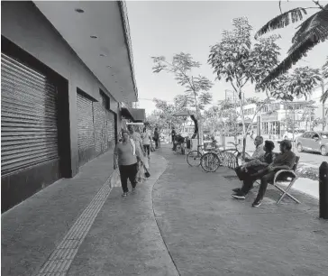  ?? FOTO: EL DEBATE ?? > Algunas personas salieron al centro para realizar compras.