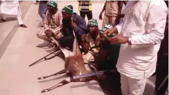  ??  ?? Auchi hunters presenting an antelope to the Otaru of Auchi at the ceremony