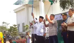  ?? ROBBY KURNIAWAN/JAWA POS ?? GRATIS: Bupati Saiful Ilah dan Wadan Pasmar-2 Kolonel Marinir Ludi Prastyono memberangk­atkan pemudik di Mako Pasmar-2 Gedangan kemarin. Foto atas, para pemudik berfoto bersama sebelum pulang kampung.