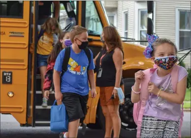  ?? CARLY STONE - MEDIANEWS GROUP ?? Students exiting the bus on their first day of the 2021school year. North Broad Elementary. September 7.