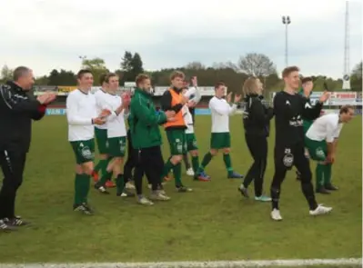  ?? FOTO KOEN FASSEUR ?? Coach Jesse Verstraete­n (links) en zijn spelers bedanken de supporters voor hun steun.