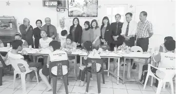  ??  ?? (From second left) Chen, Ben, Liza Javaerlyne and staff of Mega Hotel as well as some of the children during the visit to Sunflower Centre.