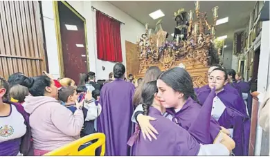  ?? . ?? Dos penitentes lloran ante la imagen de Jesús del Perdón tras la suspensión del desfile.