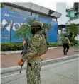  ?? FOTO: STRINGER/DPA ?? Soldaten umringen das Gebäude des Fernsehsen­ders TC.