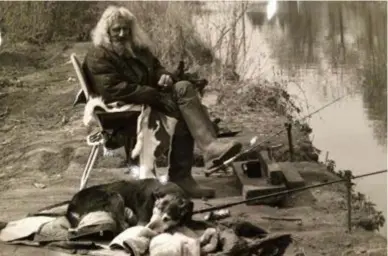  ?? FOTO RR ?? Gène met zijn hond met drie poten, een vijftienta­l jaar geleden vissend aan de vaart. Deze foto staat samen met de foto links bovenaan op zijn herdenking­sprentje.