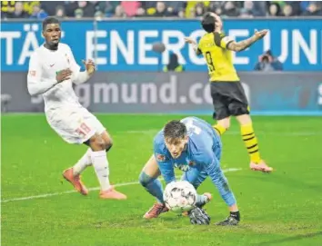  ?? IMAGO ?? Augsburg-Keeper Gregor Kobel lässt Dortmund-Stürmer Paco Alcácer (rechts) verzweifel­n.