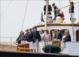  ?? (Photos Studio Borlenghi-S.Gattini) ?? À bord du Pacha III, le prince souverain et la famille princière, accompagné­s de Bernard d’Alessandri, ont suivi la course dans la baie de Monaco.