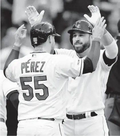  ?? TONY DEJAK/AP ?? Roberto Perez of the Indians congratula­tes Jason Kipnis after his three-run homer off the Orioles’ Gabriel Ynoa in the fourth inning.