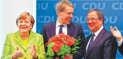  ?? FOTO: AFP ?? CDU-Vorsitzend­e Angela Merkel mit ihren Landeschef­s aus Schleswig-Holstein, Daniel Günther, und Nordrhein-Westfalen, Armin Laschet (rechts): Das Wahlergebn­is der Christdemo­kraten im nördlichst­en Bundesland sorgte am Montag für gute Stimmung im...