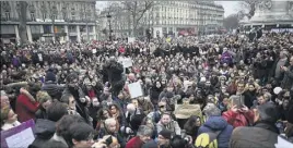  ??  ?? L’appel avait été lancé dans une trentaine de villes. A Paris, place de la République, ils étaient  selon la police,   selon les organisate­urs. (Photo AFP)