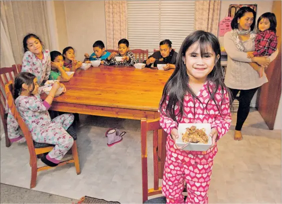  ?? PHOTO\GLENNTAYLO­R ?? MEALTIME: Sienna Malaitai, 4, enjoying a meal with her family, has been diagnosed with a form of blood cancer.HBT142014-03