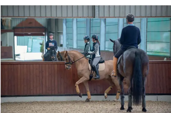  ??  ?? Carl och Charlotte hjälper varandra med träningen. Hon får dock inte prata med honom för tidigt på morgonen, eftersom hon ofta gör honom arg – men då rider han å andra sidan bättre, har han sagt.