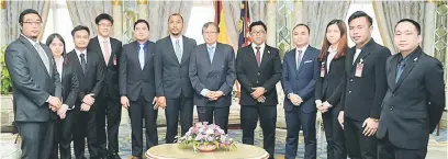  ??  ?? UNTUK ALBUM: Abang Johari menerima kunjungan daripada rombongan Parlimen Belia Malaysia Sarawak.