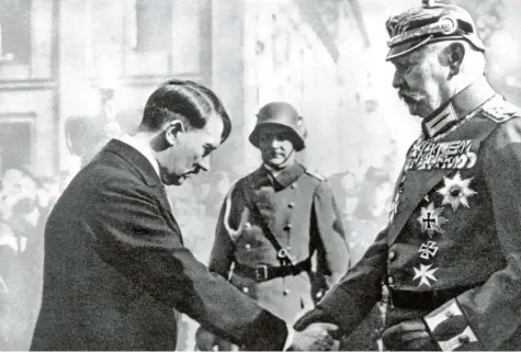  ?? Foto: Imago Images ?? Die Bild-Ikone der Machtübert­ragung: Adolf Hitler reicht als frisch ernannter Reichskanz­ler am 21. März 1933 in Potsdam dem Reichspräs­identen Paul von Hindenburg die Hand.