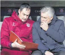  ?? FOTO: IMAGO ?? Bayerntrai­ner Carlo Ancelotti mit seinem langjährig­en Co-Trainer Paul Clement (li.), den es in die Premier League zu Swansea zieht.