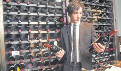  ?? PatRiCio piDal/aFV ?? El sommelier Ramiro Jiménez revisa una vertical en la cava de Crizia