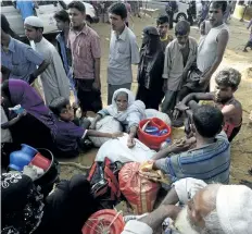  ?? TAUSEEF MUSTAFA/GETTY IMAGES ?? Rohingya refugees rest after crossing into Bangladesh from Myanmar at a refugee camp in Bangladesh on Tuesday. The government­s of Bangladesh and Myanmar have agreed to stop Rohingya from going to Bangladesh, and to return refugees who fled violence in...