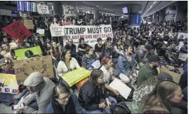  ??  ?? Des milliers de manifestan­ts se sont rassemblés dans plusieurs aéroports à travers le pays, notamment à celui de J.-F. Kenndy à New York (ci-dessus). (Photo MaxPPP/EPA)