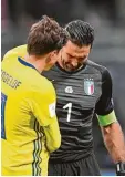  ?? Foto: Imago/Ulmer ?? Torwart Gianluigi Buffon weint, und der Schwede Victor Lindelöf tröstet ihn: Ita lien fährt nicht zur WM.