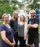  ?? FOTO: M. MOLL ?? Professori­n Katrin Großmann leitet das Pilotproje­kt, an dem auch Leona Sandmann, Helene Oettel und Robert Muhs (v. l.) von der Fakultät Architektu­r und Stadtplanu­ng der FH Erfurt mitwirken.