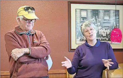  ?? CLAUDIA ELLIOTT / FOR TEHACHAPI NEWS ?? W. W. “Buzz” Wells, left, listens as visiting internatio­nal champion trapshoote­r Lesley Goddard speaks to local enthusiast­s.