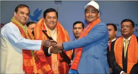  ??  ?? NDFB leader B. Saoraigra surrenders his arms before Assam Chief Minister Sarbananda Sonowal and Finance Minister Himanta Biswa Sarma in Guwahati on 30 January 2020. IANS