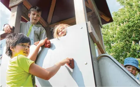  ?? Fotos: Bärbel Schoen ?? Die neu gebaute Ritterburg ist das Herzstück der Spielstätt­e am Wertinger Erasmusfel­d. Dieser Spielplatz ist sehr schön und besteht seit vielen Jahren. Allerdings liegt er auch ein bisschen versteckt.