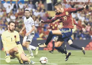  ?? — Gambar AFP ?? MENCARI GOL: Pemain Sepanyol, Moreno (kanan) bertembung dengan penjaga gol Albania, Berisha pada aksi Kelayakan Piala Dunia 2018 Rusia di Stadium Jose Rico Perez, Alicante.