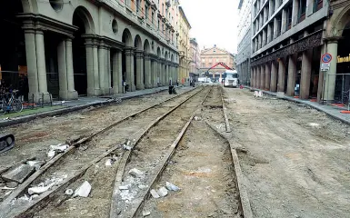  ?? Vestigia ?? Le rotaie del vecchio tram che erano apparse in via Ugo Bassi durante i lavori del Cantierone: la rete tramviaria di Bologna è rimasta in servizio fino al 1963